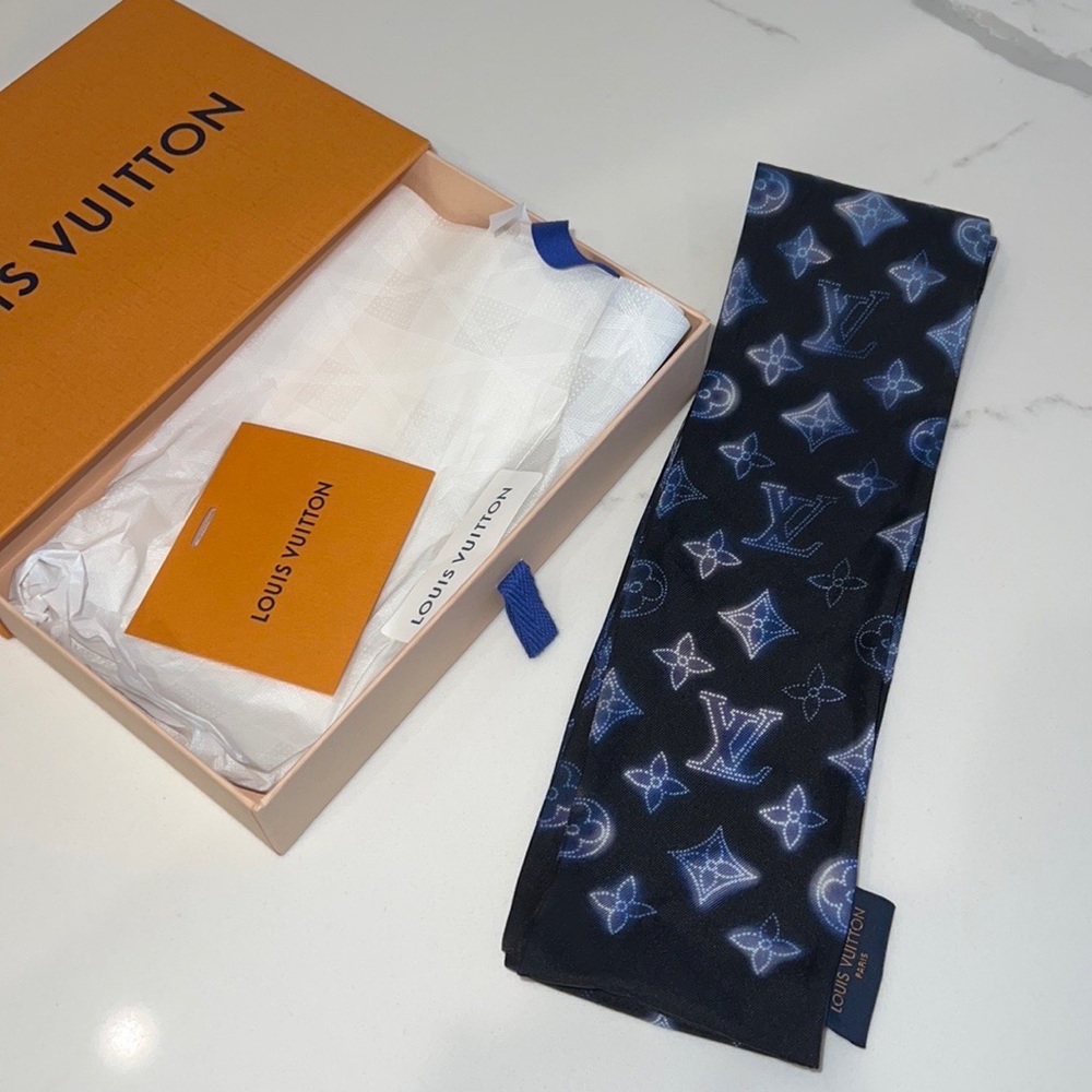 Louis Vuitton flight mode bandeau scarf